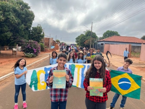 Escola Kou Takahashi realiza desfile em comemoração aos 22 anos de Paraíso das Águas e terá reforma de mais de R$ 400 mi